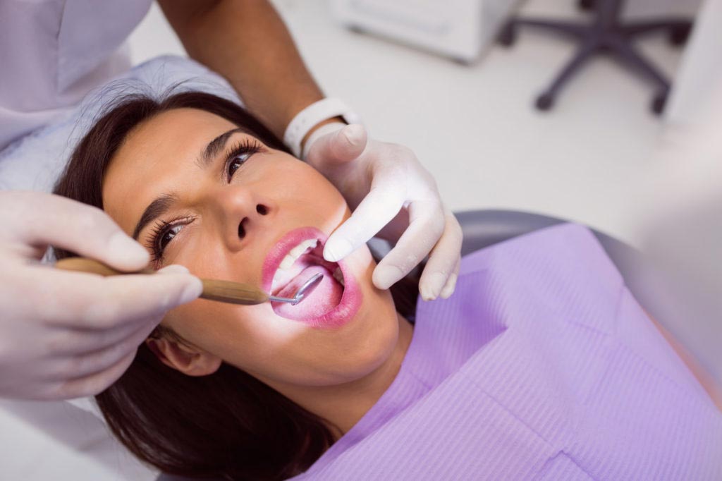7-Common-Signs-and-Symptoms-of-a-Tooth-Cavity